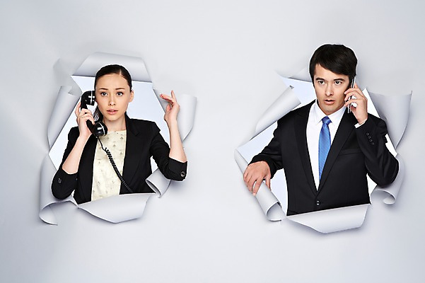 포토 JPG 스튜디오촬영 서양인 외국인 백인 해외기획촬영 2012년태국 여자 남자 종이 비즈니스 모션 실내 대화 들기 사람 정장 상반신 20대 성인 두명 앞모습 스마트폰 비즈니스맨 비즈니스우먼 구멍 전화기 수화기 통화 청년만 성인만 국내포토 옷 뷰포인트 말하기 인종 청년 내부 핸드폰 스마트기기 직장인 파일형식