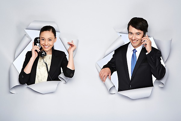 포토 JPG 스튜디오촬영 서양인 외국인 백인 해외기획촬영 2012년태국 여자 남자 종이 비즈니스 모션 실내 대화 미소 웃음 들기 사람 정장 상반신 20대 성인 두명 앞모습 스마트폰 비즈니스맨 비즈니스우먼 구멍 전화기 수화기 통화 청년만 성인만 국내포토 옷 뷰포인트 표정 말하기 인종 청년 내부 핸드폰 스마트기기 직장인 파일형식