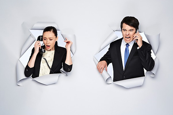 포토 JPG 스튜디오촬영 서양인 외국인 백인 해외기획촬영 2012년태국 여자 남자 종이 비즈니스 모션 실내 대화 들기 사람 정장 상반신 20대 성인 두명 앞모습 스마트폰 외침 분노 비즈니스맨 비즈니스우먼 구멍 전화기 수화기 통화 청년만 성인만 국내포토 옷 감정 뷰포인트 말하기 인종 청년 내부 핸드폰 스마트기기 소리 직장인 파일형식