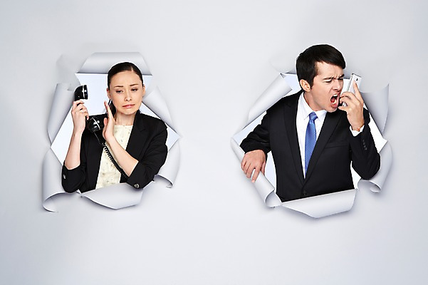 포토 JPG 스튜디오촬영 서양인 외국인 백인 해외기획촬영 2012년태국 여자 남자 종이 비즈니스 모션 실내 대화 들기 사람 정장 상반신 20대 성인 두명 앞모습 스마트폰 외침 분노 비즈니스맨 비즈니스우먼 구멍 전화기 수화기 통화 시끄러움 청년만 성인만 국내포토 옷 감정 뷰포인트 말하기 인종 청년 내부 핸드폰 스마트기기 소리 직장인 파일형식