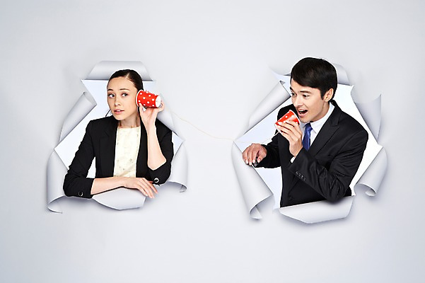 포토 JPG 스튜디오촬영 서양인 외국인 백인 해외기획촬영 2012년태국 여자 남자 종이 비즈니스 모션 실내 대화 들기 사람 정장 상반신 20대 성인 두명 비즈니스맨 비즈니스우먼 구멍 종이컵 실전화기 통화 청년만 성인만 국내포토 옷 말하기 인종 청년 내부 컵 직장인 일회용 파일형식