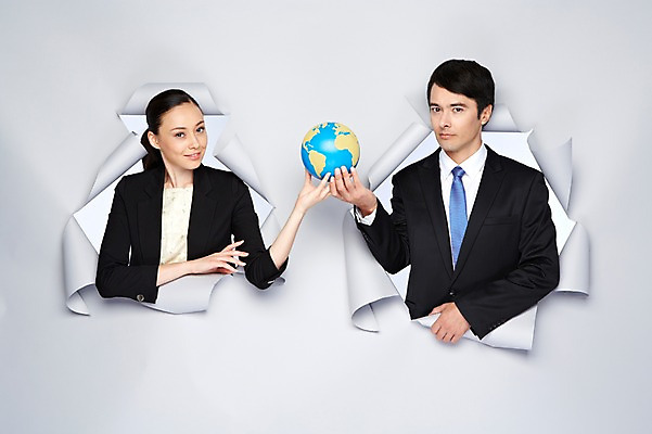 포토 JPG 스튜디오촬영 서양인 외국인 백인 해외기획촬영 2012년태국 여자 남자 종이 비즈니스 모션 실내 들기 사람 정장 상반신 20대 성인 두명 글로벌 지구본 글로벌비즈니스 비즈니스맨 비즈니스우먼 구멍 청년만 성인만 국내포토 옷 인종 청년 내부 직장인 파일형식