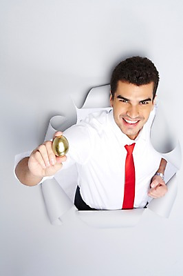 포토 JPG 스튜디오촬영 서양인 외국인 백인 해외기획촬영 2012년태국 남자 종이 비즈니스 모션 실내 한명 미소 웃음 들기 사람 정장 상반신 20대 성인 앞모습 계란 비즈니스맨 구멍 황금알 성인남자한명만 국내포토 1 옷 뷰포인트 표정 인종 청년 내부 알 직장인 남자한명만 성인남자만 파일형식