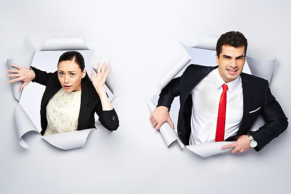 포토 JPG 스튜디오촬영 서양인 외국인 백인 해외기획촬영 2012년태국 여자 남자 종이 비즈니스 모션 실내 사람 정장 상반신 20대 성인 두명 비즈니스맨 비즈니스우먼 구멍 찡그림 청년만 성인만 국내포토 옷 표정 인종 청년 내부 직장인 파일형식