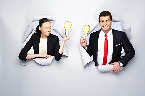 포토 JPG 스튜디오촬영 서양인 외국인 백인 해외기획촬영 2012년태국 여자 남자 종이 생각 비즈니스 전구 모션 아이디어 실내 미소 웃음 들기 사람 정장 상반신 20대 성인 두명 앞모습 비즈니스맨 비즈니스우먼 구멍 청년만 성인만 국내포토 옷 뷰포인트 컨셉 표정 인종 청년 내부 직장인 파일형식