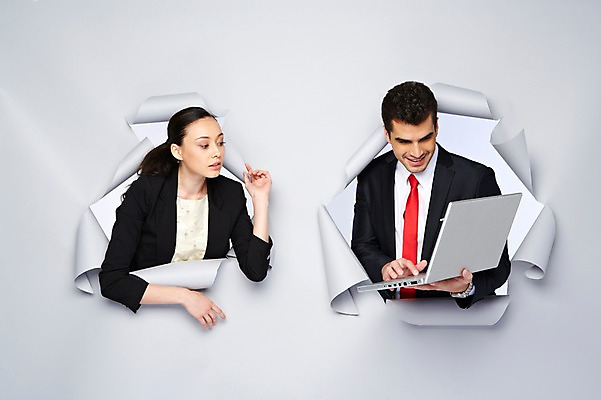 포토 JPG 스튜디오촬영 서양인 외국인 백인 해외기획촬영 응시 2012년태국 여자 남자 종이 비즈니스 모션 실내 미소 웃음 들기 사람 정장 상반신 20대 성인 두명 앞모습 노트북 업무 비즈니스맨 비즈니스우먼 구멍 작업실 청년만 성인만 국내포토 시선 옷 뷰포인트 표정 인종 청년 내부 전자제품 작업 직장인 파일형식