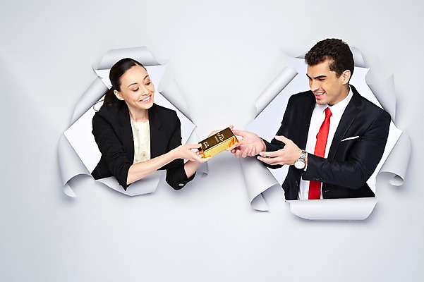 포토 JPG 스튜디오촬영 서양인 외국인 백인 해외기획촬영 2012년태국 여자 남자 종이 비즈니스 모션 실내 미소 웃음 들기 사람 정장 상반신 20대 성인 두명 금융 마주보기 거래 비즈니스맨 비즈니스우먼 구멍 금괴 청년만 성인만 국내포토 옷 표정 인종 청년 내부 경제 직장인 황금 파일형식