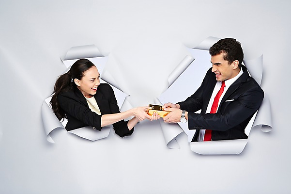 포토 JPG 스튜디오촬영 서양인 외국인 백인 해외기획촬영 2012년태국 여자 남자 종이 비즈니스 모션 실내 들기 사람 정장 상반신 20대 성인 두명 금융 마주보기 거래 비즈니스맨 비즈니스우먼 구멍 찡그림 싸움 금괴 청년만 성인만 국내포토 옷 표정 인종 청년 내부 경제 직장인 황금 파일형식