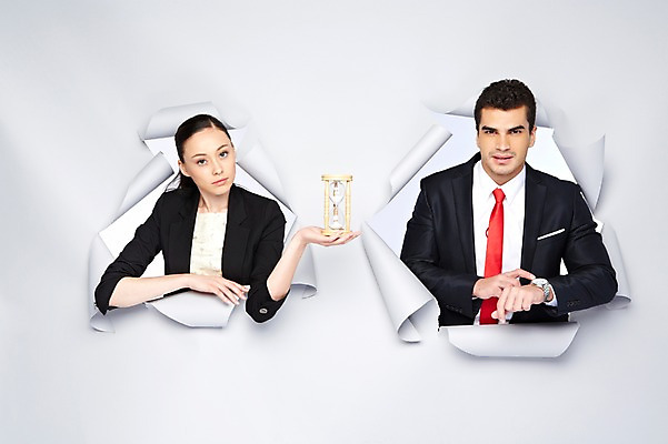 포토 JPG 스튜디오촬영 서양인 외국인 백인 해외기획촬영 2012년태국 여자 남자 종이 시계 비즈니스 모션 실내 들기 사람 정장 손짓 상반신 20대 성인 두명 앞모습 시간 비즈니스맨 비즈니스우먼 구멍 손목시계 모래시계 청년만 성인만 국내포토 옷 모래 뷰포인트 장신구 인종 청년 내부 직장인 파일형식