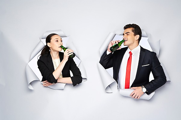 포토 JPG 스튜디오촬영 서양인 외국인 백인 해외기획촬영 2012년태국 여자 남자 종이 비즈니스 모션 술병 맥주 실내 들기 사람 정장 상반신 20대 성인 두명 앞모습 마시기 비즈니스맨 비즈니스우먼 구멍 음주 청년만 성인만 국내포토 옷 뷰포인트 병_용기 주류 인종 청년 내부 직장인 파일형식