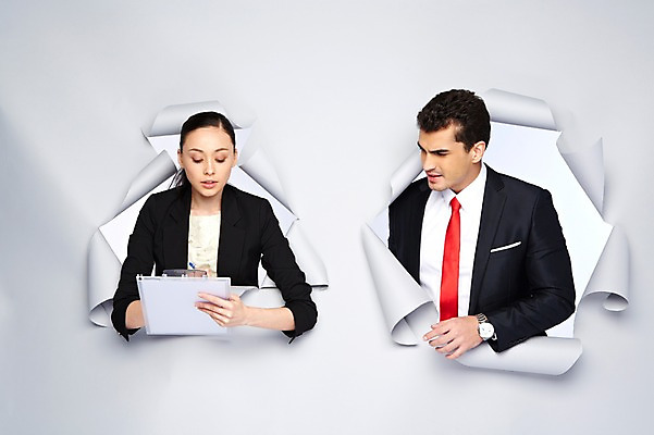 포토 JPG 스튜디오촬영 서양인 외국인 백인 해외기획촬영 응시 2012년태국 여자 남자 종이 비즈니스 모션 실내 대화 들기 사람 정장 상반신 20대 성인 두명 앞모습 펜 기록 업무 비즈니스맨 비즈니스우먼 구멍 작업실 문서 서류판 청년만 성인만 국내포토 시선 옷 뷰포인트 말하기 인종 청년 내부 필기구 사무용품 작업 직장인 파일형식