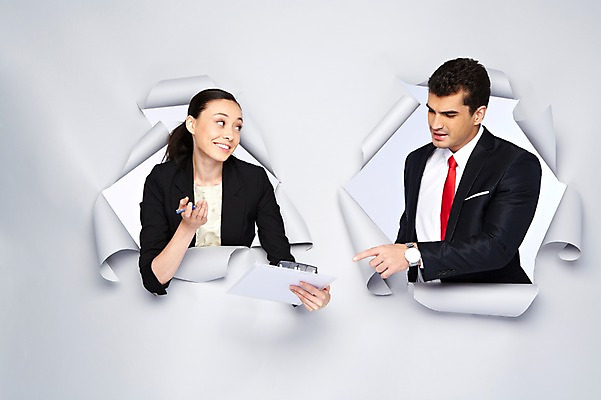 포토 JPG 스튜디오촬영 서양인 외국인 백인 해외기획촬영 2012년태국 여자 남자 종이 비즈니스 모션 실내 대화 미소 웃음 들기 사람 정장 손짓 상반신 20대 성인 두명 앞모습 펜 가리킴 업무 비즈니스맨 비즈니스우먼 구멍 작업실 문서 서류판 청년만 성인만 국내포토 옷 뷰포인트 표정 말하기 인종 청년 내부 필기구 사무용품 작업 직장인 파일형식