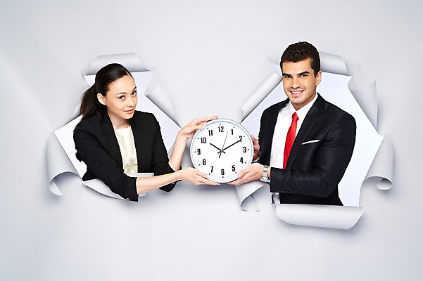 포토 JPG 스튜디오촬영 서양인 외국인 백인 해외기획촬영 2012년태국 여자 남자 종이 시계 비즈니스 모션 실내 미소 웃음 들기 사람 정장 상반신 20대 성인 두명 앞모습 시간 비즈니스맨 비즈니스우먼 구멍 벽시계 청년만 성인만 국내포토 옷 뷰포인트 표정 인종 청년 내부 직장인 파일형식