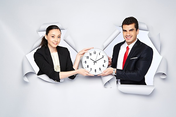 포토 JPG 스튜디오촬영 서양인 외국인 백인 해외기획촬영 2012년태국 여자 남자 종이 시계 비즈니스 모션 실내 미소 웃음 들기 사람 정장 상반신 20대 성인 두명 앞모습 시간 비즈니스맨 비즈니스우먼 구멍 벽시계 청년만 성인만 국내포토 옷 뷰포인트 표정 인종 청년 내부 직장인 파일형식