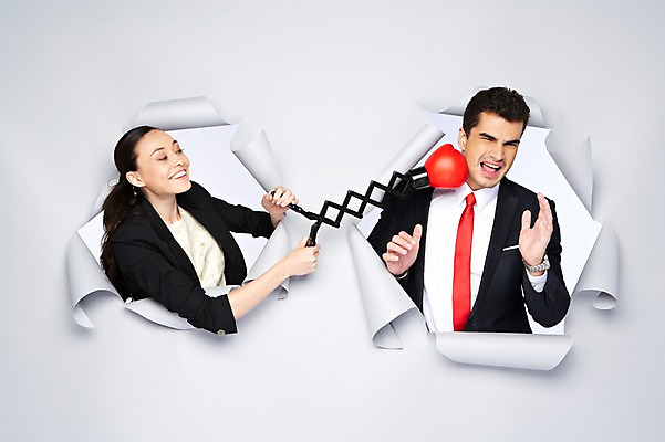 포토 JPG 스튜디오촬영 서양인 외국인 백인 해외기획촬영 2012년태국 여자 남자 종이 장난 비즈니스 모션 놀이 실내 미소 웃음 들기 사람 정장 상반신 20대 성인 두명 앞모습 분노 펀치 비즈니스맨 비즈니스우먼 구멍 찡그림 청년만 성인만 국내포토 옷 감정 뷰포인트 표정 인종 청년 내부 직장인 파일형식