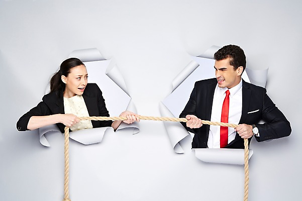 포토 JPG 스튜디오촬영 서양인 외국인 백인 해외기획촬영 2012년태국 여자 남자 종이 밧줄 비즈니스 모션 실내 사람 정장 상반신 20대 성인 두명 앞모습 마주보기 경쟁 비즈니스맨 비즈니스우먼 구멍 당기기 줄다리기 청년만 성인만 국내포토 옷 줄 뷰포인트 컨셉 놀이 인종 청년 내부 직장인 파일형식