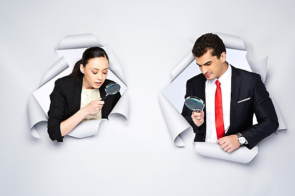 포토 JPG 스튜디오촬영 서양인 외국인 백인 해외기획촬영 응시 2012년태국 여자 남자 종이 비즈니스 모션 돋보기 실내 들기 사람 정장 상반신 20대 성인 두명 앞모습 팔짱 관찰 비즈니스맨 비즈니스우먼 구멍 청년만 성인만 내려보기 국내포토 시선 옷 뷰포인트 인종 청년 내부 직장인 파일형식