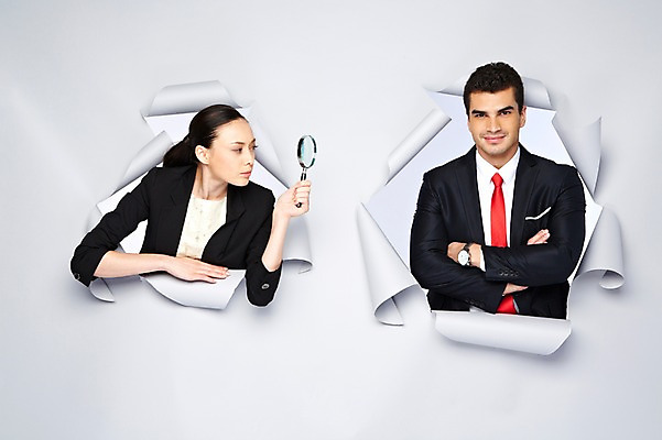 포토 JPG 스튜디오촬영 서양인 외국인 백인 해외기획촬영 응시 2012년태국 여자 남자 종이 비즈니스 모션 돋보기 실내 미소 웃음 들기 사람 정장 상반신 20대 성인 두명 앞모습 팔짱 관찰 비즈니스맨 비즈니스우먼 구멍 청년만 성인만 국내포토 시선 옷 뷰포인트 표정 인종 청년 내부 직장인 파일형식