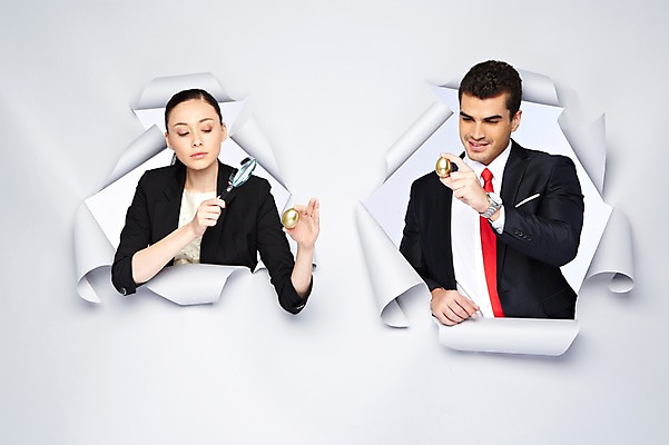 포토 JPG 스튜디오촬영 서양인 외국인 백인 해외기획촬영 응시 2012년태국 여자 남자 종이 비즈니스 모션 돋보기 실내 미소 웃음 들기 사람 정장 상반신 20대 성인 두명 앞모습 계란 관찰 비즈니스맨 비즈니스우먼 구멍 황금알 청년만 성인만 국내포토 시선 옷 뷰포인트 표정 인종 청년 내부 알 직장인 파일형식