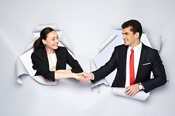 포토 JPG 스튜디오촬영 서양인 외국인 백인 해외기획촬영 2012년태국 여자 남자 종이 비즈니스 모션 협력 악수 실내 대화 협상 미소 웃음 사람 정장 상반신 20대 성인 두명 앞모습 마주보기 손잡기 비즈니스맨 비즈니스우먼 구멍 청년만 성인만 국내포토 옷 뷰포인트 표정 말하기 인종 손짓 청년 내부 직장인 파일형식