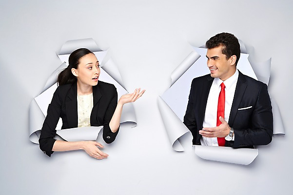 포토 JPG 스튜디오촬영 서양인 외국인 백인 해외기획촬영 2012년태국 여자 남자 종이 비즈니스 모션 실내 대화 미소 웃음 사람 정장 손짓 상반신 20대 성인 두명 앞모습 마주보기 비즈니스맨 비즈니스우먼 구멍 청년만 성인만 국내포토 옷 뷰포인트 표정 말하기 인종 청년 내부 직장인 파일형식