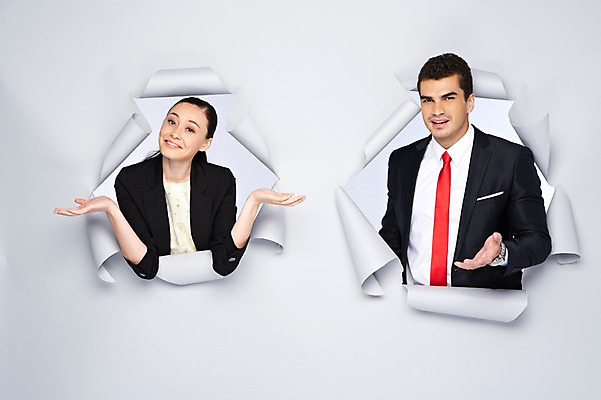 포토 JPG 스튜디오촬영 서양인 외국인 백인 해외기획촬영 2012년태국 여자 남자 종이 비즈니스 모션 실내 미소 웃음 사람 정장 손짓 상반신 20대 성인 두명 앞모습 비즈니스맨 비즈니스우먼 구멍 청년만 성인만 국내포토 옷 뷰포인트 표정 인종 청년 내부 직장인 파일형식