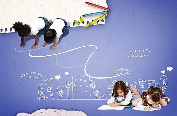 전신 PSD 서양인 외국인 백인 편집 편집이미지 라이프스타일 여자 어린이교육 교육 어린이라이프 종이 어린이 엎드리기 지도 색연필 사람 소녀 여러명 눕기 스케치 스케치북 그림 조기교육 여자만 어린이만 소녀만 이미지편집 다수 모션 학용품 미술 인종 생활 파일형식