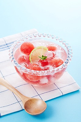 포토 JPG 스튜디오촬영 그릇 식기 백그라운드 과일 아이스크림 디저트 여름음식 수박 실내 근접촬영 사람없음 아웃포커스 장식 숟가락 얼음 식탁보 체리 시원함 라임 수박화채 화채 제철음식 제철과일 국내포토 자연요소 음식 뷰포인트 촬영기법 수저 내부 여름간식 제철 파일형식 여름_계절