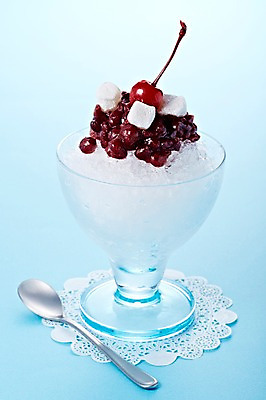 포토 JPG 스튜디오촬영 그릇 식기 백그라운드 과일 아이스크림 디저트 여름음식 떡 실내 근접촬영 사람없음 아웃포커스 숟가락 얼음 체리 시원함 빙수 팥 팥빙수 제철음식 국내포토 자연요소 음식 뷰포인트 촬영기법 수저 내부 제철 파일형식 여름_계절