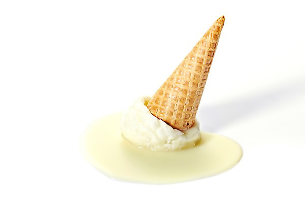 포토 JPG 스튜디오촬영 백그라운드 디저트 실내 누끼 근접촬영 사람없음 얼음 시원함 아이스크림콘 콘아이스크림 국내포토 녹이기 자연요소 음식 뷰포인트 모션 아이스크림 내부 콘 파일형식