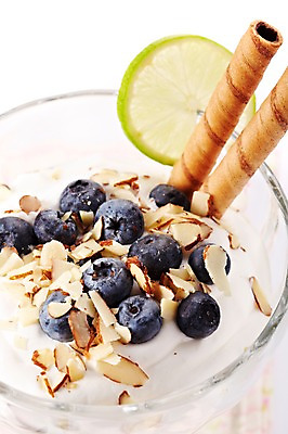 포토 JPG 스튜디오촬영 백그라운드 과일 아이스크림 디저트 잔 실내 근접촬영 사람없음 아웃포커스 장식 컵 과자 얼음 시원함 블루베리 라임 아몬드 파르페 국내포토 자연요소 식기 음식 뷰포인트 촬영기법 내부 견과류 파일형식