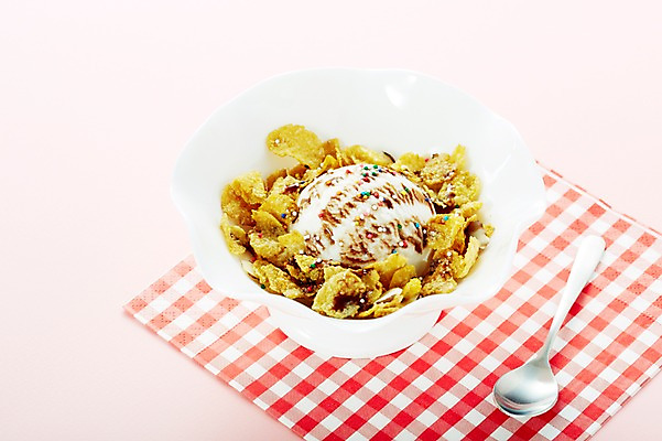 포토 JPG 스튜디오촬영 그릇 식기 백그라운드 아이스크림 디저트 실내 근접촬영 사람없음 아웃포커스 과자 숟가락 얼음 식탁보 시원함 시리얼 국내포토 자연요소 음식 뷰포인트 촬영기법 수저 내부 파일형식