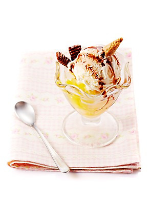 포토 JPG 스튜디오촬영 그릇 식기 백그라운드 아이스크림 디저트 실내 근접촬영 사람없음 아웃포커스 과자 숟가락 얼음 식탁보 시원함 시리얼 시럽 초코시럽 국내포토 자연요소 음식 뷰포인트 촬영기법 수저 내부 초콜릿 파일형식