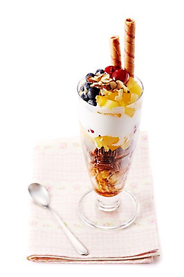 포토 JPG 스튜디오촬영 식기 백그라운드 과일 아이스크림 디저트 잔 실내 근접촬영 사람없음 아웃포커스 장식 컵 과자 숟가락 얼음 식탁보 체리 시원함 시리얼 블루베리 아몬드 파르페 국내포토 자연요소 음식 뷰포인트 촬영기법 수저 내부 견과류 파일형식