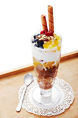 포토 JPG 스튜디오촬영 식기 접시 백그라운드 과일 아이스크림 디저트 잔 쟁반 실내 근접촬영 사람없음 아웃포커스 장식 컵 과자 숟가락 얼음 체리 시원함 시리얼 블루베리 아몬드 파르페 국내포토 자연요소 음식 뷰포인트 촬영기법 수저 내부 견과류 파일형식