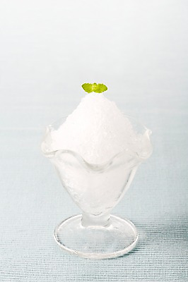 포토 JPG 스튜디오촬영 그릇 식기 백그라운드 아이스크림 디저트 여름음식 실내 근접촬영 사람없음 아웃포커스 쌓기 얼음 시원함 민트 빙수 제철음식 국내포토 자연요소 음식 뷰포인트 모션 촬영기법 내부 허브 제철 파일형식 여름_계절