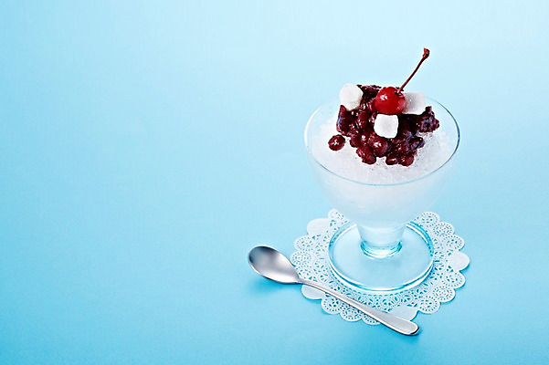 포토 JPG 스튜디오촬영 그릇 식기 백그라운드 과일 아이스크림 디저트 여름음식 떡 실내 근접촬영 사람없음 아웃포커스 장식 숟가락 얼음 체리 시원함 빙수 팥 팥빙수 제철음식 국내포토 자연요소 음식 뷰포인트 촬영기법 수저 내부 제철 파일형식 여름_계절