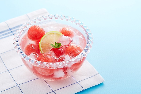 포토 JPG 스튜디오촬영 그릇 식기 백그라운드 과일 아이스크림 디저트 여름음식 수박 실내 근접촬영 사람없음 아웃포커스 얼음 식탁보 시원함 라임 수박화채 화채 제철음식 제철과일 국내포토 자연요소 음식 뷰포인트 촬영기법 내부 여름간식 제철 파일형식 여름_계절