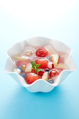 포토 JPG 스튜디오촬영 그릇 식기 백그라운드 과일 아이스크림 디저트 여름음식 수박 실내 근접촬영 사람없음 아웃포커스 얼음 시원함 민트 블루베리 화채 제철음식 제철과일 국내포토 자연요소 음식 뷰포인트 촬영기법 내부 허브 여름간식 제철 파일형식 여름_계절