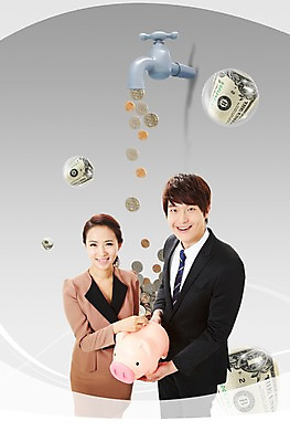 PSD 편집 편집이미지 여자 남자 캠페인 다수 지폐 돈 서기 미소 웃음 사람 동양인 20대 성인 두명 금융 경제 달러 동전 저축 한국인 돼지저금통 저금통 절약 공익캠페인 떨어짐 수도꼭지 수도 꼭지 물절약 물부족 낭비 상하수도 청년만 성인만 이미지편집 컨셉 모션 표정 인종 청년 재산 사회이슈 하수도 파일형식