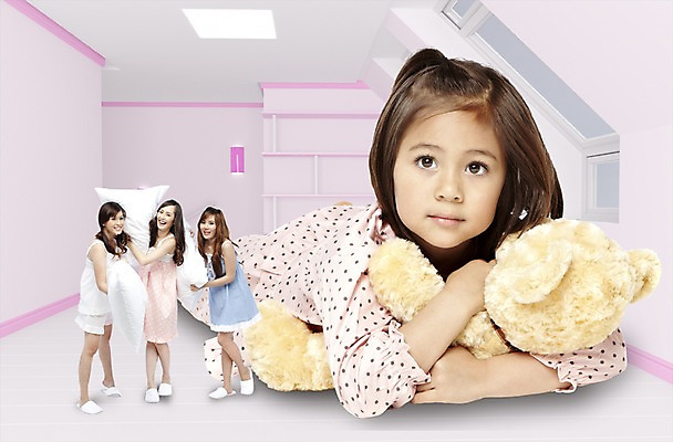 PSD 서양인 외국인 편집 편집이미지 라이프스타일 여자 어린이 인형 엎드리기 베개 놀이 실내 사람 소녀 여러명 20대 성인 친구 곰인형 방 잠옷 싸움 파자마파티 다락방 여자만 이미지편집 옷 다수 관계 침구 모션 인종 청년 내부 생활 파티 파일형식