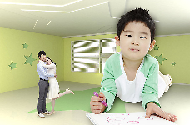 PSD 편집 편집이미지 라이프스타일 여자 남자 아들 어린이 한쌍 엎드리기 가족 남편 실내 사람 동양인 소년 세명 부모 한국인 아내 그리기 스케치북 그림 크레파스 색칠공부 아이방 어린이만 이미지편집 관계 모션 학용품 인종 내부 생활 학습 방 색칠 파일형식