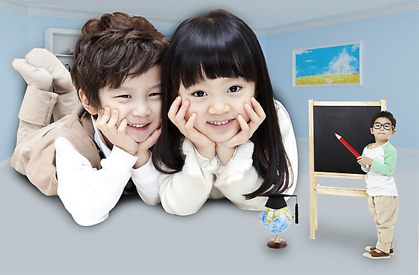 PSD 편집 편집이미지 라이프스타일 여자 어린이교육 교육 남자 어린이라이프 어린이 학사모 알림판 실내 남매 사람 동양인 소녀 소년 세명 연필 지구본 칠판 턱괴기 유치원생 한국인 유치원교육 어린이만 이미지편집 모자_잡화 졸업 가족 모션 학용품 인종 내부 생활 필기구 파일형식