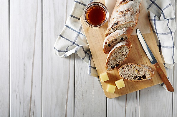 포토 JPG 스튜디오촬영 음식 빵 디저트 도마 실내 근접촬영 사람없음 빵집 칼 바게트 슬라이스 제빵 시럽 버터 국내포토 뷰포인트 주방용품 내부 제과제빵 상점 파일형식