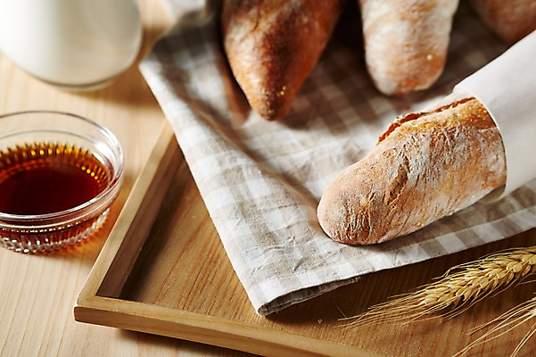 포토 JPG 스튜디오촬영 음식 빵 디저트 곡류 쟁반 실내 통 근접촬영 사람없음 아웃포커스 빵집 바게트 밀 천 제빵 시럽 국내포토 뷰포인트 촬영기법 내부 제과제빵 상점 직물 파일형식