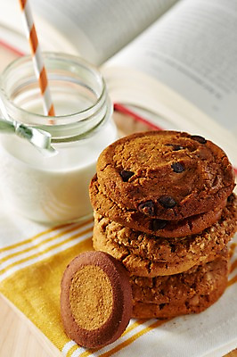 포토 JPG 스튜디오촬영 음식 디저트 실내 빨대 근접촬영 사람없음 아웃포커스 책 쌓기 쿠키 과자 펼침 빵집 우유 병 천 제빵 초코칩 국내포토 식기 뷰포인트 모션 유제품 촬영기법 내부 제과제빵 상점 초콜릿 직물 파일형식