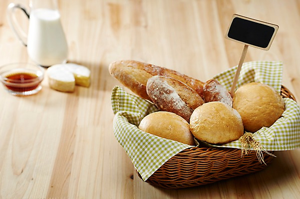 포토 JPG 스튜디오촬영 음식 빵 디저트 치즈 실내 통 근접촬영 사람없음 아웃포커스 바구니 빵집 우유 병 바게트 천 제빵 시럽 호밀빵 국내포토 식기 뷰포인트 유제품 촬영기법 내부 제과제빵 상점 직물 파일형식