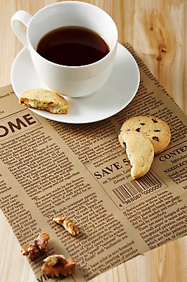 포토 JPG 스튜디오촬영 커피 음료 음식 디저트 실내 근접촬영 사람없음 쿠키 과자 빵집 견과류 신문 커피잔 찻잔 호두 제빵 초코칩 국내포토 뷰포인트 잔 내부 간행물 제과제빵 상점 초콜릿 뉴스 파일형식