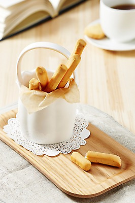 포토 식기 커피 음식 뷰포인트 모션 디저트 잔 촬영기법 실내 내부 제과제빵 상점 파일형식 과자 통 쿠키 접시 빵집 쟁반 그릇 찻잔 커피잔 음료 책 펼침 담기 제빵 근접촬영 아웃포커스 스튜디오촬영 사람없음 JPG 국내포토