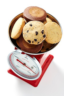 포토 JPG 스튜디오촬영 음식 다이어트 디저트 실내 저울 누끼 근접촬영 사람없음 아웃포커스 쌓기 쿠키 과자 빵집 무게 제빵 초코칩 국내포토 뷰포인트 모션 촬영기법 건강 내부 제과제빵 상점 초콜릿 파일형식